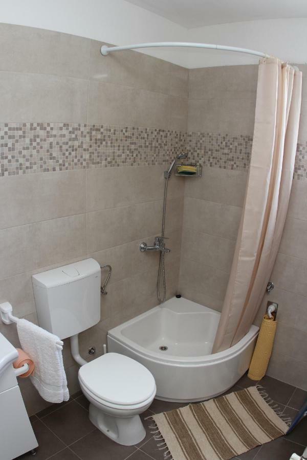 Apartmani Ivankovic Vrisnik Esterno foto